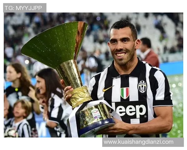 足球球星下大巴车戴耳机神态酷劲十足引发球迷热议