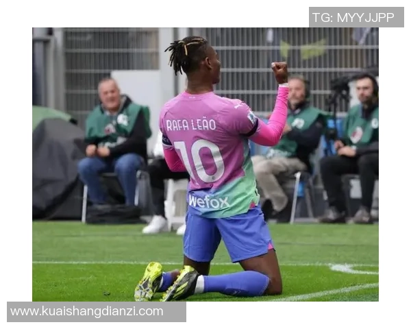 足球球星滑跪庆祝三条杠动作解析与背后寓意揭秘 足球球星滑跪庆祝三条杠动作解析与背后寓意揭秘